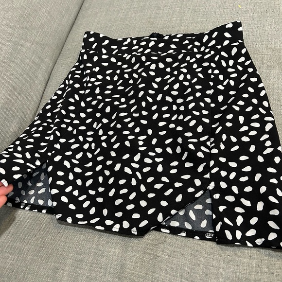 2/10 SHEIN Black & White Skirt - Picture 4 of 4